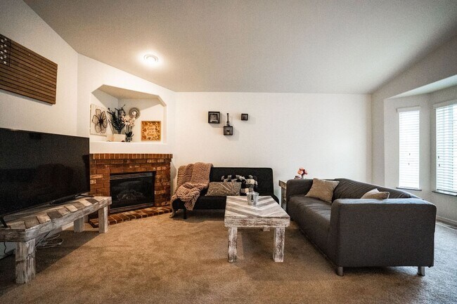 Building Photo - Updated 3 Bed 2 Bath Rambler on Quiet Cul ...