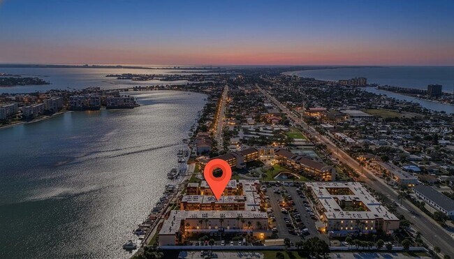 Foto del edificio - 8931 Blind Pass Rd