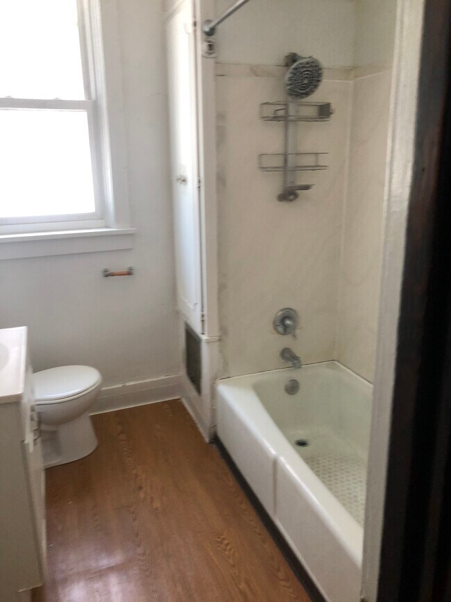 Baño - 505 S Graham St