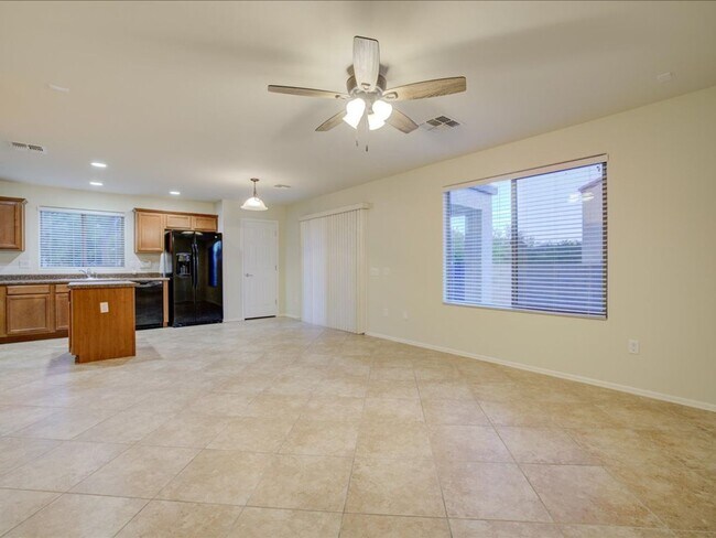 Building Photo - 4 Bedroom 2.5 Bathroom COMMUNITY POOL!