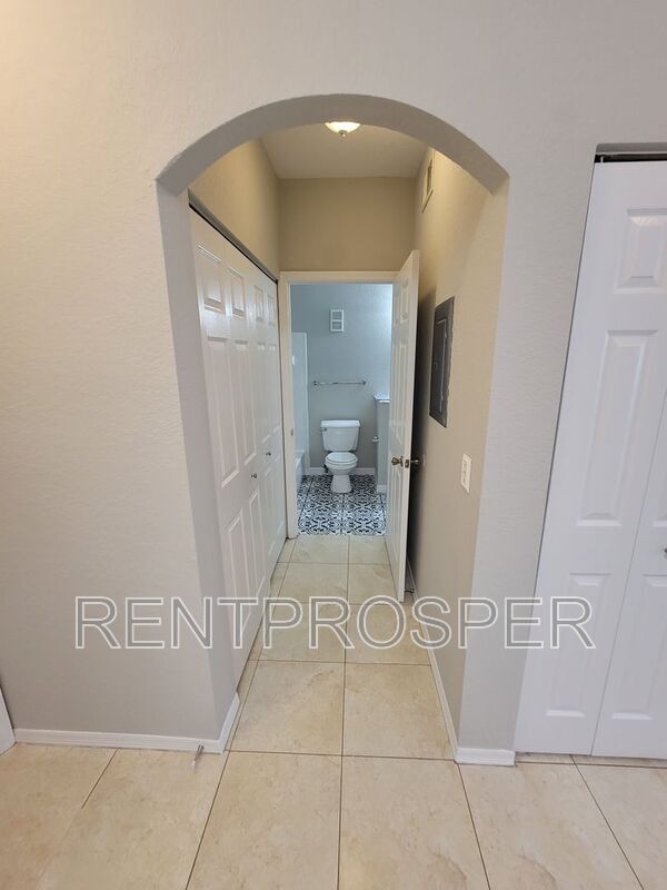 Building Photo - 827 Camargo Way