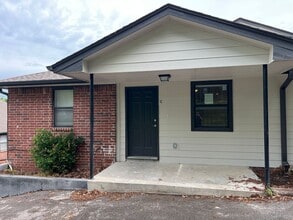 Building Photo - 608 E Rolling Hills Dr