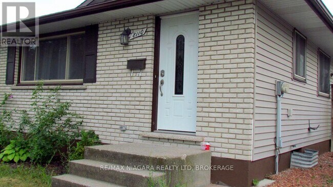 Building Photo - 8110 Paddock Trail Dr