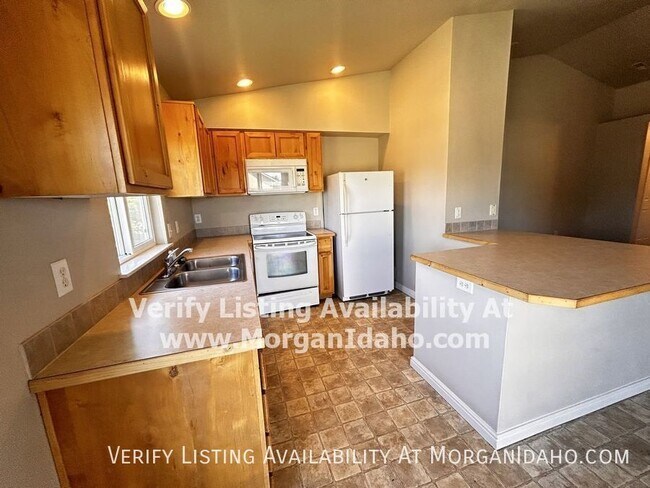 Building Photo - Upstairs with covered parking, large bath,...