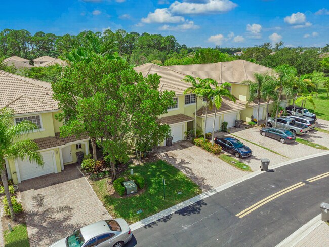 Foto del edificio - 1227 Imperial Lake Rd