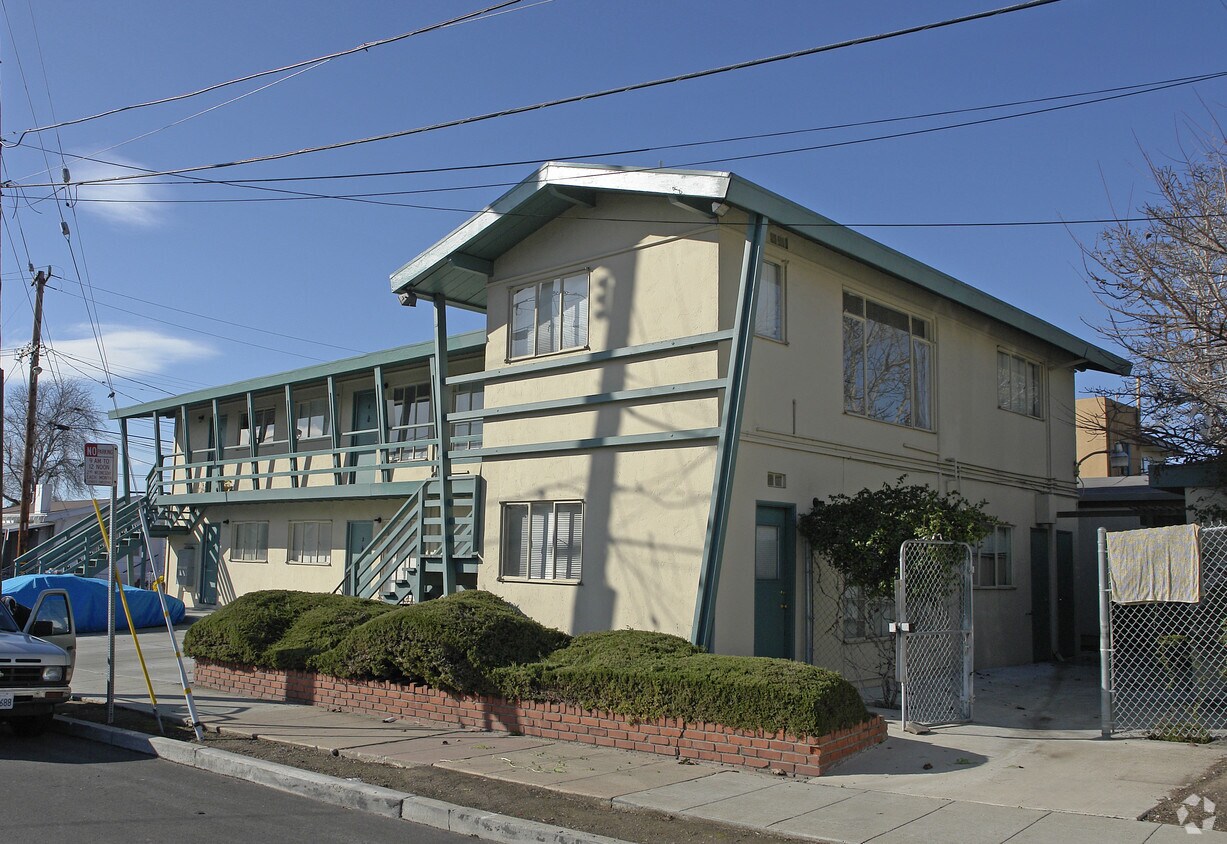Building Photo - 3053 Dohr St