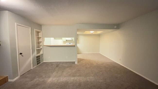Building Photo - Welcome to this 2 bedroom, 2.5 bath home l...