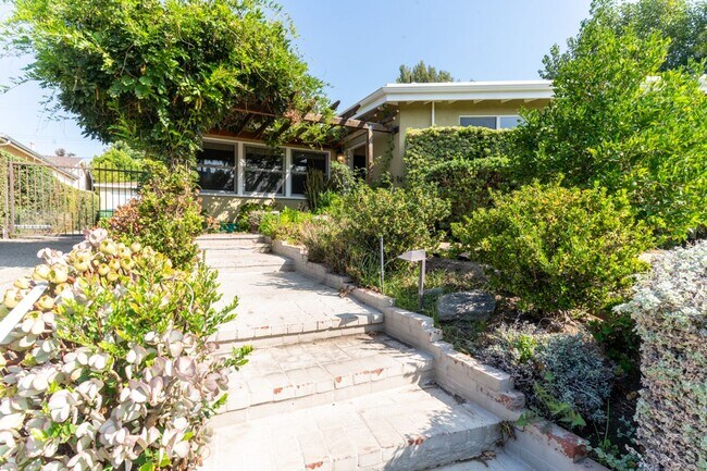 Foto del edificio - Beautiful 3b2b Home with Private Fenced Ya...