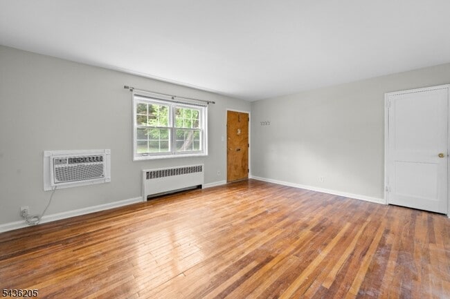 Building Photo - 4B Colfax Manor