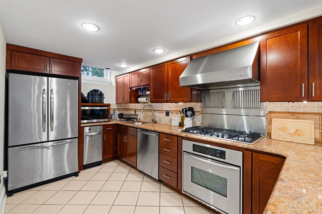Building Photo - 502 S 11th St