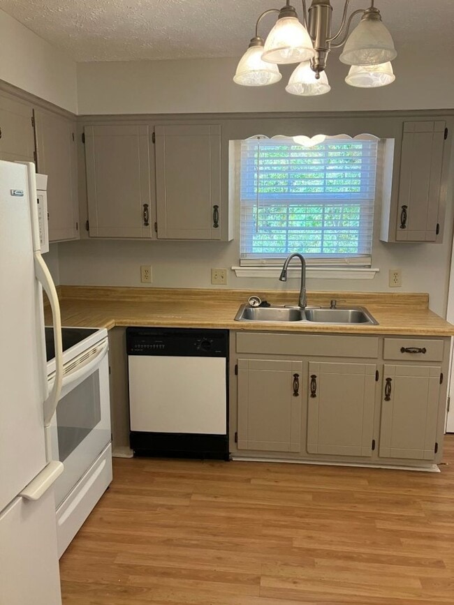 Building Photo - Move in Special - 1/2 off first months rent