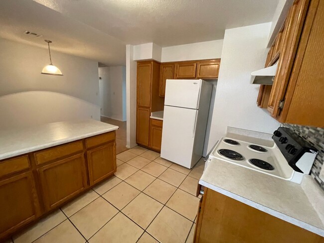 Foto del edificio - 3 BEDROOM HOME ON HUGE LOT WITH SOLAR  INCLUDED!