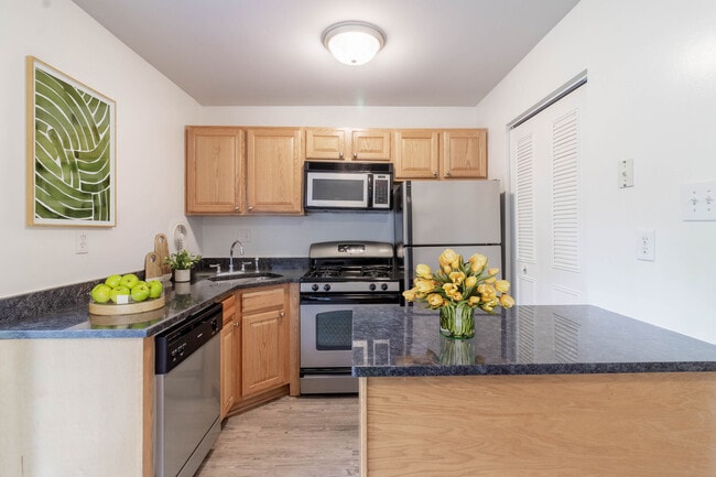 Building Photo - Cloverleaf Lake Townhouse Apartments