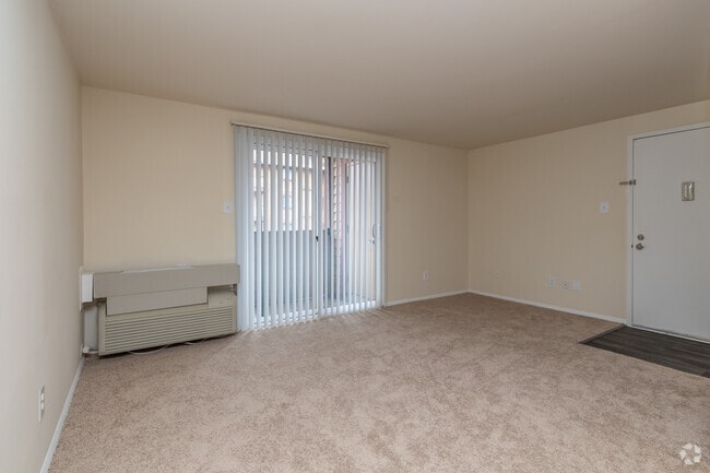 1BR, 1BA - 607SF - Living Room - Birches