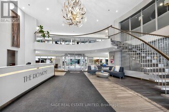 Building Photo - 323 Richmond St E