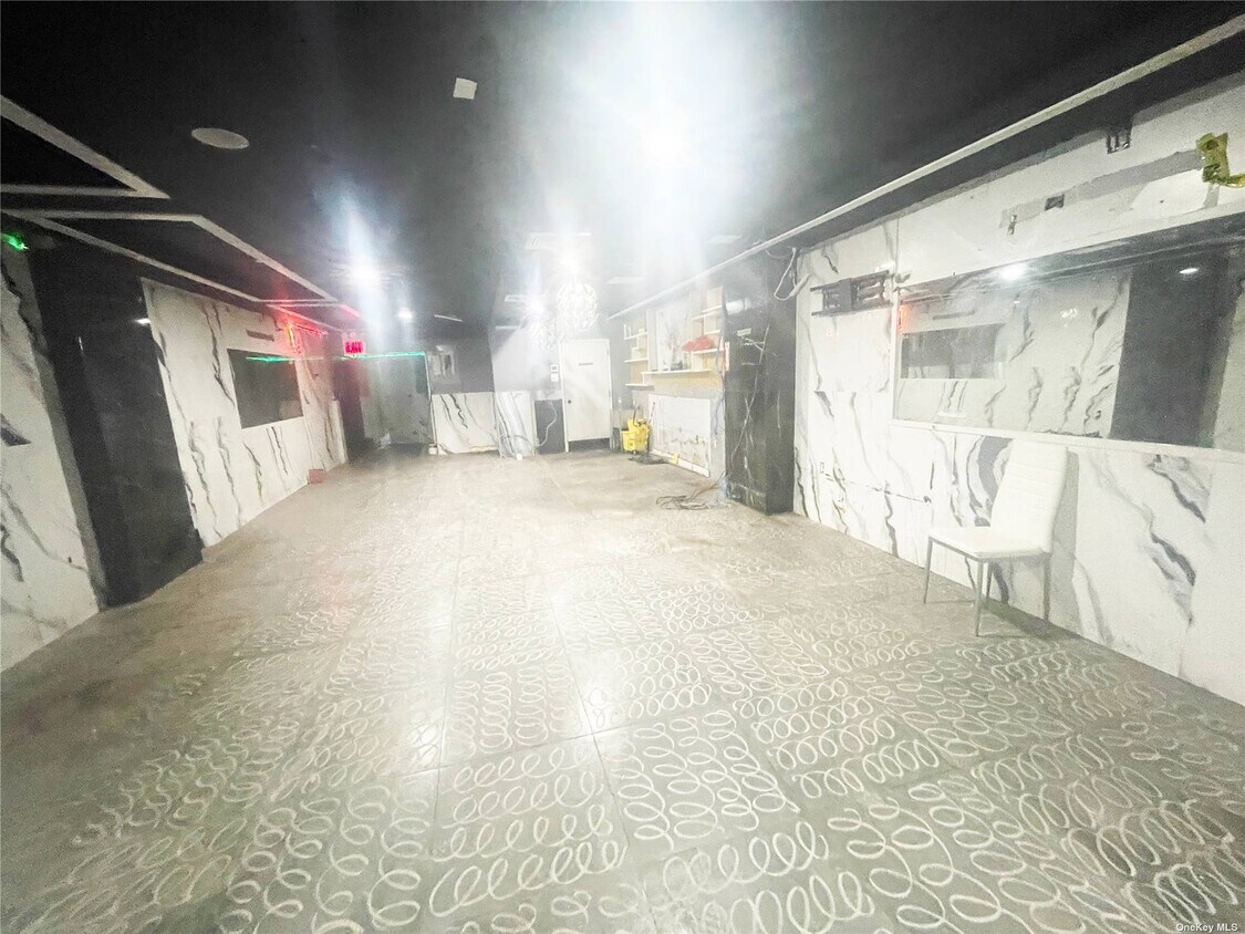 Foto del edificio - 65-25 Roosevelt Ave