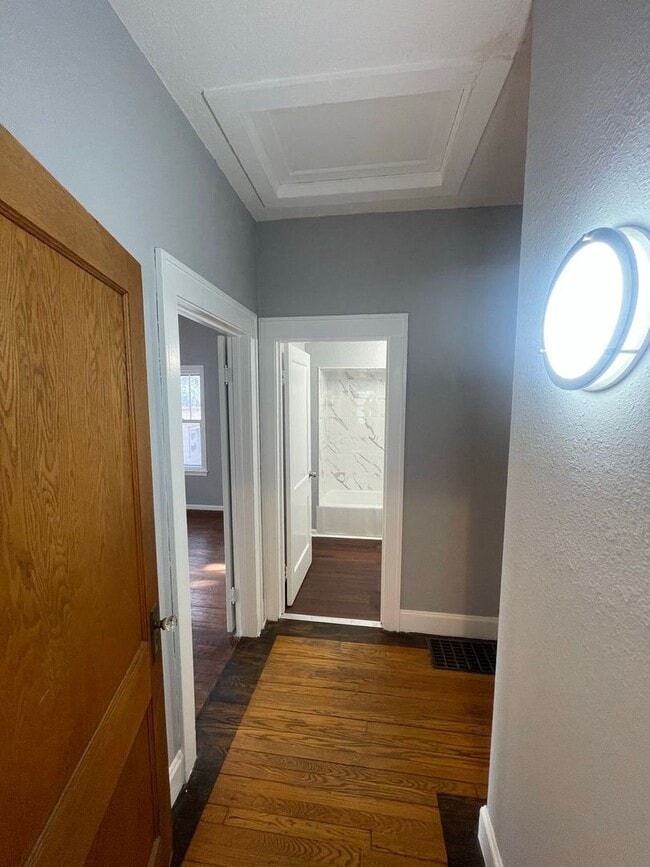 Building Photo - 3 Bedroom Single Family