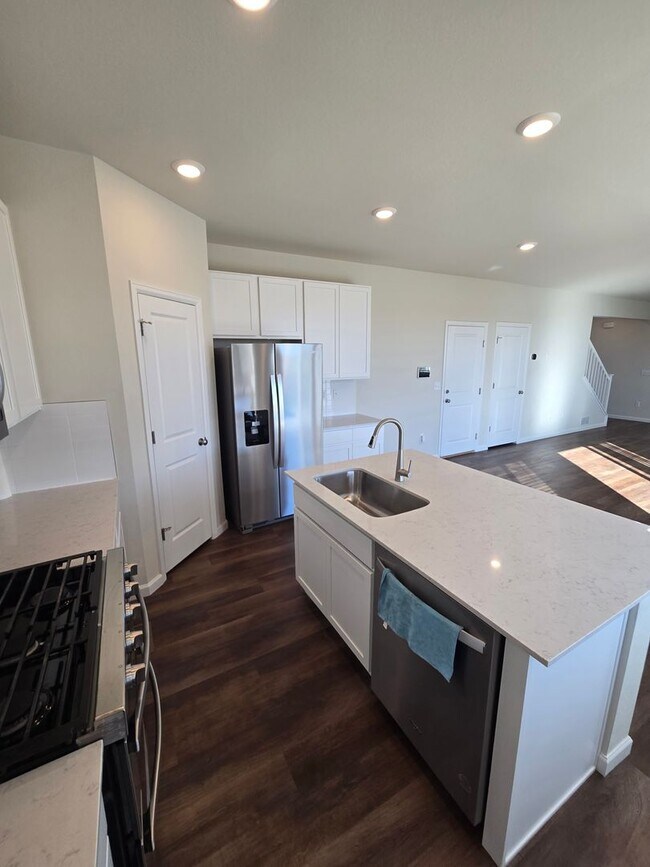 Building Photo - Like new 3 bedroom 2.5 bath with loft