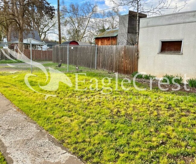 Foto del edificio - Charming 3BR Home with Spacious Yard & Bonus Living Space