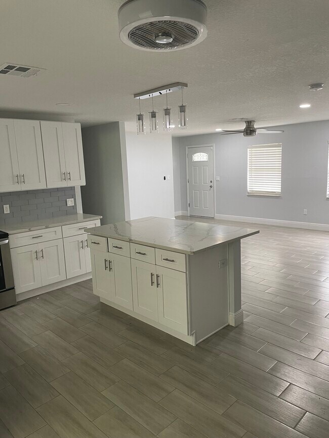 Building Photo - 852 Darwin Dr