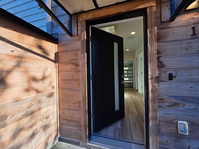 Foto del edificio - FOR RENT 3 bed, 3.5 bath, 3 level brand new condo