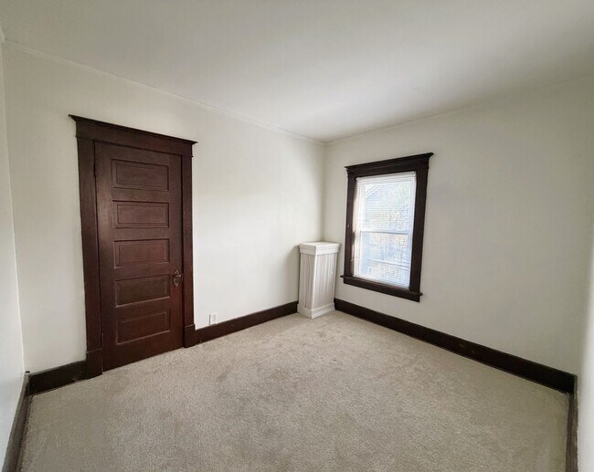 Foto del edificio - Charming 3-Bedroom Apartment in a Prime Location