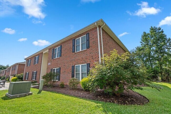 Foto del edificio - A two-bedroom this nice moves faster than a local taking the back way to avoid the 17 Bypass. Che...