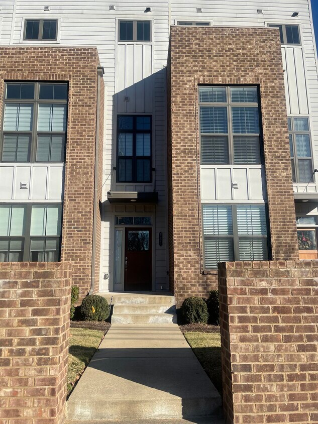 Foto principal - 1069 E Trinity Ln
