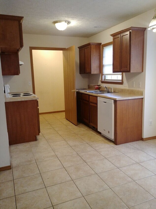 Building Photo - Ozark- Beautiful 3 bedroom 2 bath