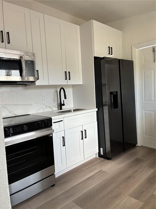 Foto del edificio - 550 NW 15th Ct