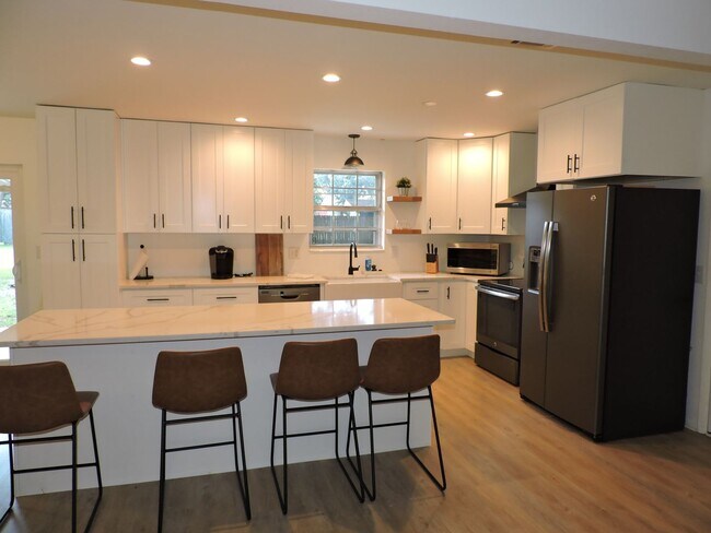 Building Photo - Fully furnished home in Northeast Pensacola!