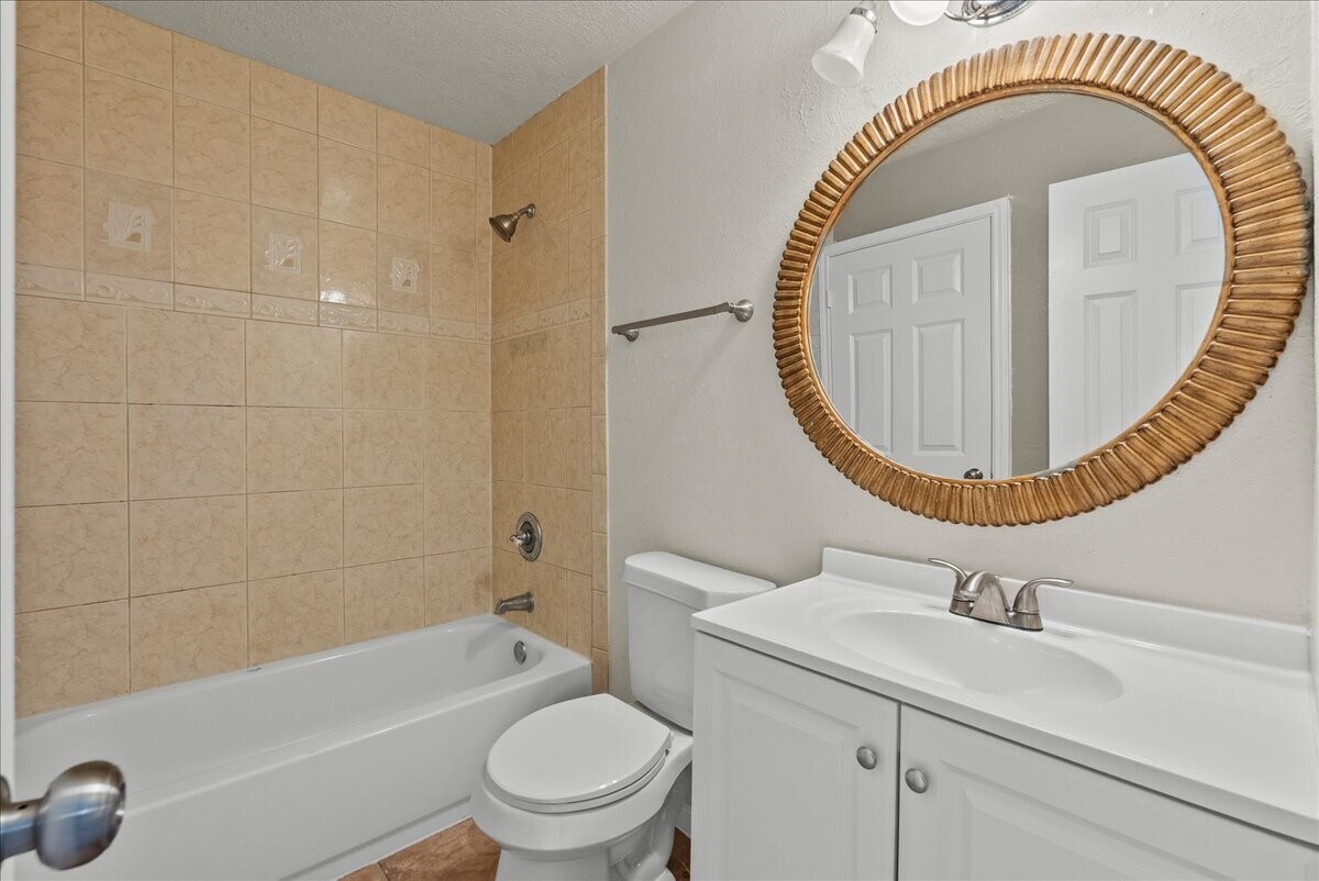 Foto del edificio - 430 Redway Ln