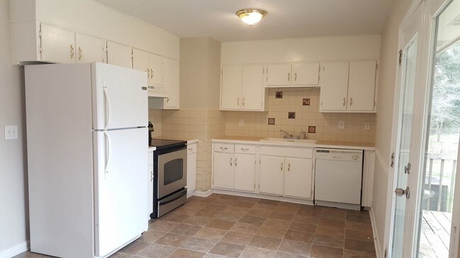 Building Photo - 225 Pine Hill Dr