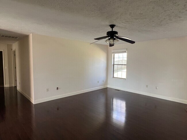 Building Photo - All Brick 3 Bedroom, 2 Bathroom near Twin Oaks