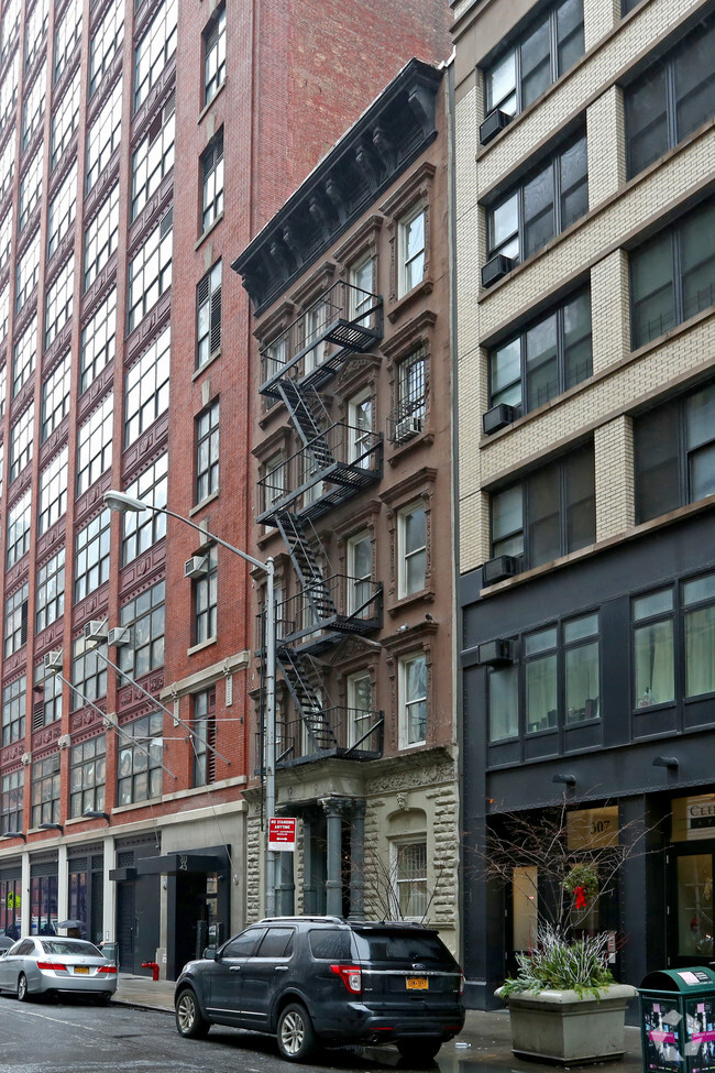 Building Photo - 309 W 43rd St