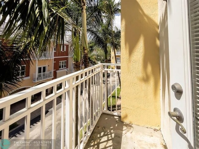 Building Photo - 2369 Vintage Dr