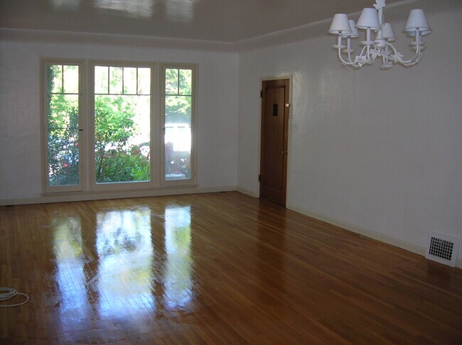 Building Photo - 443 S Maple Dr