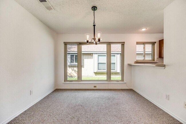 Building Photo - 2031 Lansdown Dr
