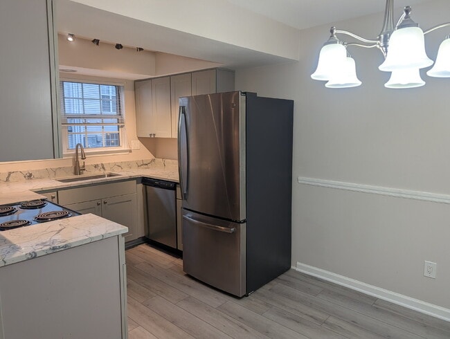 Foto del edificio - Bright Condo Living in a Convenient Fairfax Location