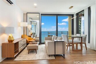 Building Photo - 987 Queen St