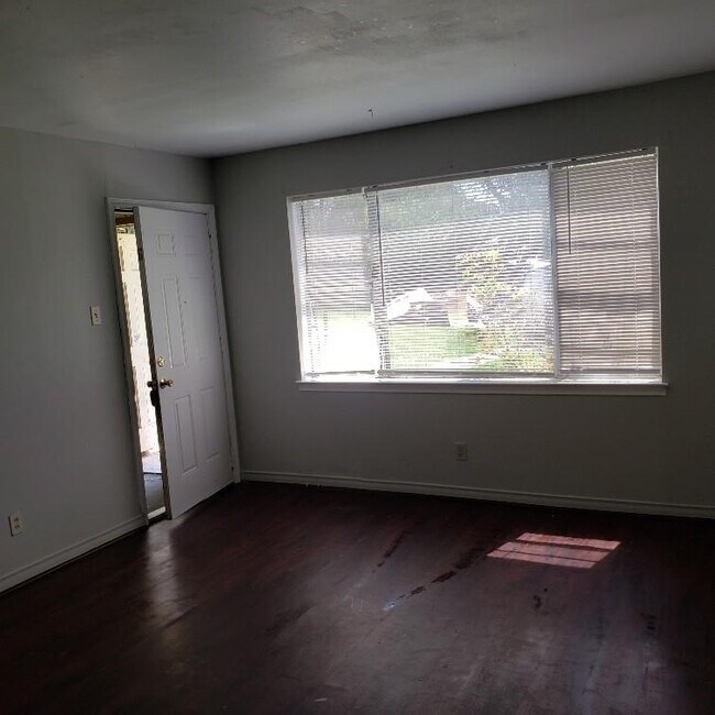 Foto del edificio - 400 Oak Dr