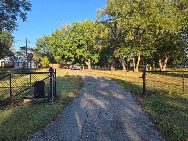 Foto del edificio - Premium Listing: Historic Estate + Acreage — Lamar’s Crown Jewel