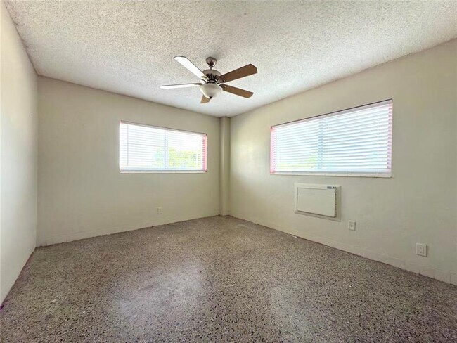 Foto del edificio - 530 NE 34th Ct