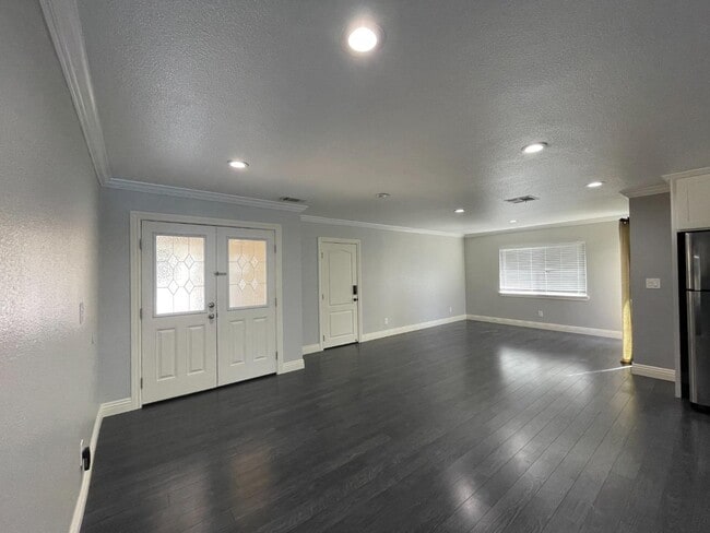 Building Photo - 40753 Sundale Dr