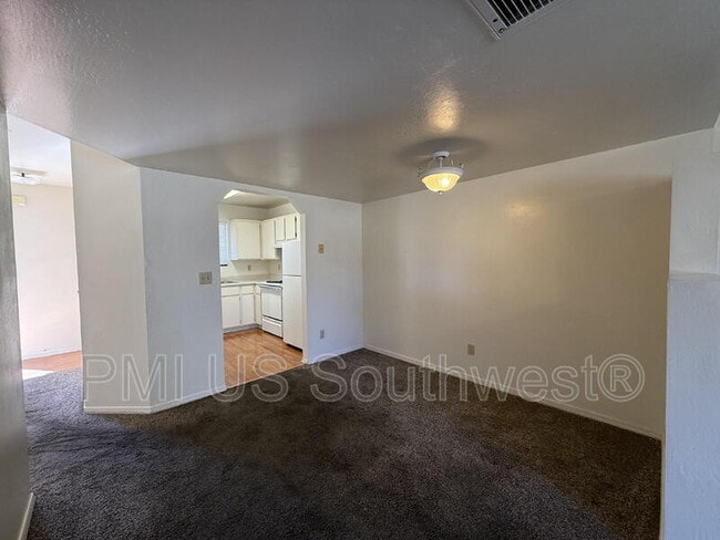 Foto del edificio - 9560 E Lakeshore Dr