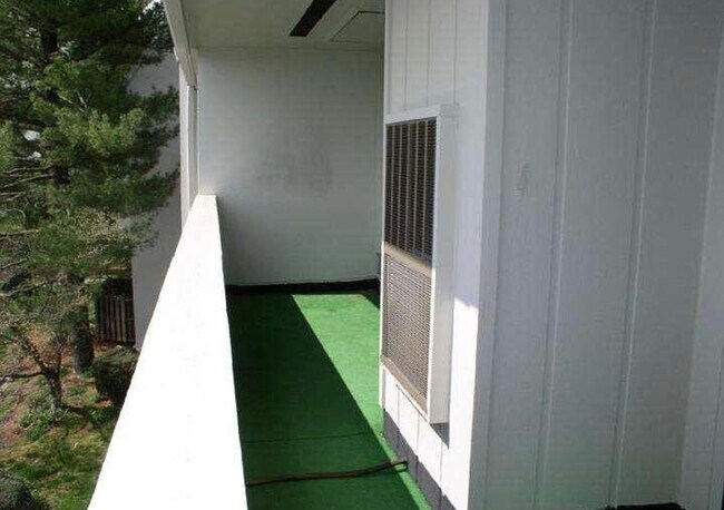 Building Photo - 432 Summit House