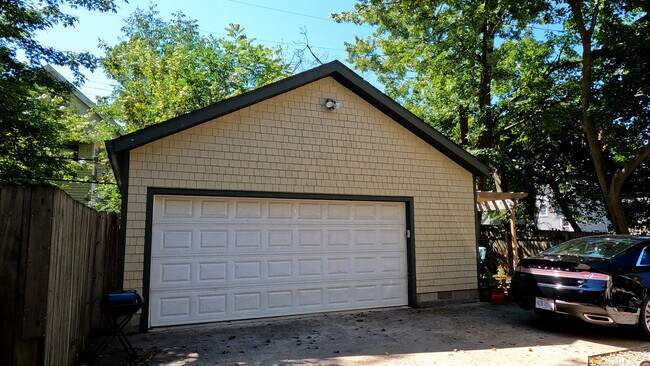 Foto del edificio - 1652 Hillcrest Rd