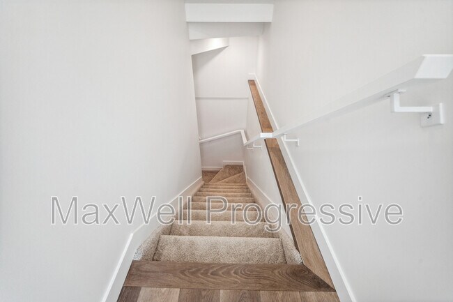 Building Photo - 10427-10470 70 Ave NW