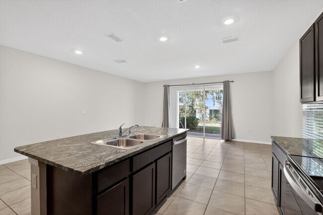 Foto del edificio - Spacious 3BR Townhome in Newberry