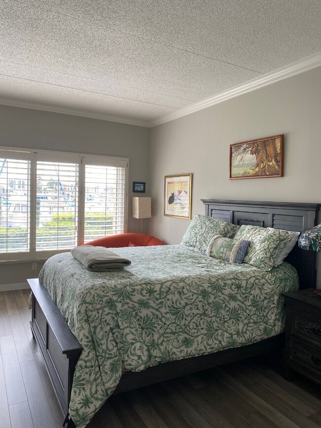 Queen bedroom. - 3103 Harbor Dr